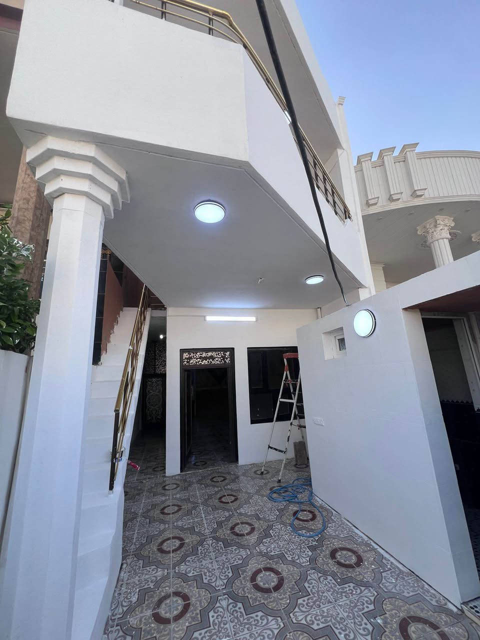 للبيع بيت  بناء جديد بس مو صفر. لكن نظيف جدا جاهز للسكن على مصرف العقار محجوز حاضر تحويل مباشر  الكائن في قادسية الثانية خلف مصور كوداك  مساحته ١٢٥ متر مربع يحتوى على ٤ غرف نوم وصالون واستقبال ومطبخ فول كاشي ٣ حمامات   علما البيت ثلات طوابق وكراج علما هي على شارع ٢٠ متر عرضه الراغبين بالشراء والسكن مراجعه مكتب ايلين  خلف جامع معراج  *********** كركوك, العراق
