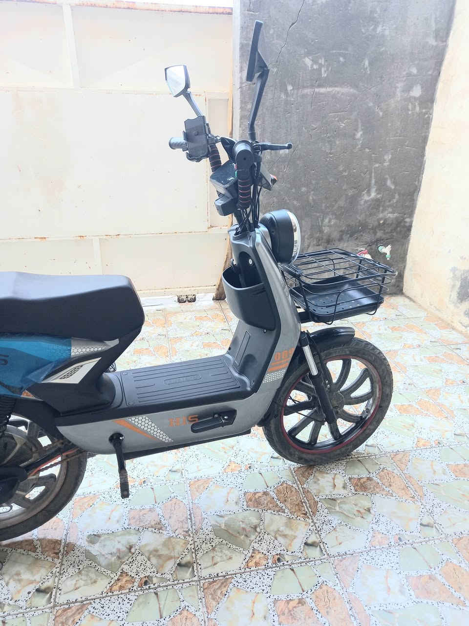 دراجة شحن للبيع بطاريات جديدة مع ضمان صار ٥ ايام من شادهن ..الشراي فقط يتصل السعر ٥٠٠ وبيها مجال قليل لشراي ...عنواني المقدادية 
هاتف...        ***********
المواصفات والمميزات العامة
تتميز الدراجات الكهربائية من هذا الطراز (موديل 2025) بالمواصفات التالية وفقاً لنتائج البحث:
المحرك: مزودة بمحرك قوي يصل إلى 1500 واط في بعض النسخ.
البطارية: تعمل بنظام 4 بطاريات توفر طاقة كافية للتنقل.
التصميم والإضافات:
صندوق خلفي (Box) لتخزين الأمتعة.
سلة أمامية مميزة ومقعد (كشن) عالي ومريح.
نظام تعليق (دبلات) لامتصاص الصدمات.
شاشة رقمية (في بعض الموديلات) لعرض السرعة ومستوى البطارية.
