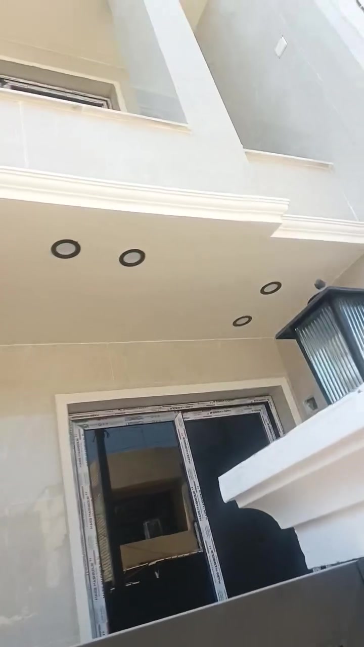 دار حديث قيد الانشاء للبيع المساحة ٨٣ متر سند واقع حال ٩٠ متر يحتوي على ٣ غرف نوم وصاله ومطبخ وخدمات طابقين
الموقع جيد جدا في الدوره حي الاسكان قرب شارع ٥ 
للاستفسار الاتصال على الارقام *********** او ***********
