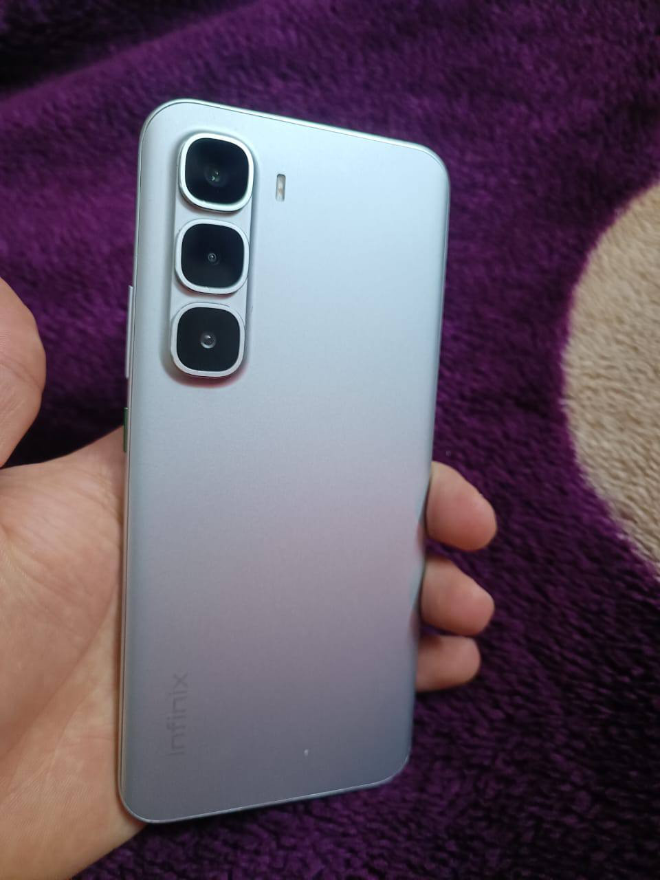 السلام عليكم انفنكس هوت 60 برو بلاس شاشة منحنية ذاكرة 256 عشوائية 8+8 اعلى شي الجهاز صاروخ كلش سلس بالاستخدام وقوي معالج كلش قوي مستخدم اسبوع فقط مع كل غراضه السعر 180 مكاني  بغداد المدائن رقمي واتساب فقط غير متواجد فيس***********
