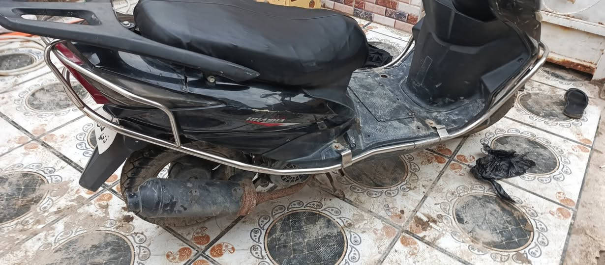 دراجه صيني (هويشه) للبيع 
دراجه كايمه ما بيه شي شغاله بس عوزه تجفيت 
حلوه وسريعه كهربائيات شغاله بس تشحن الباتري
سعره ب200  
مو شراي لا تراسل 
رقمي ***********
