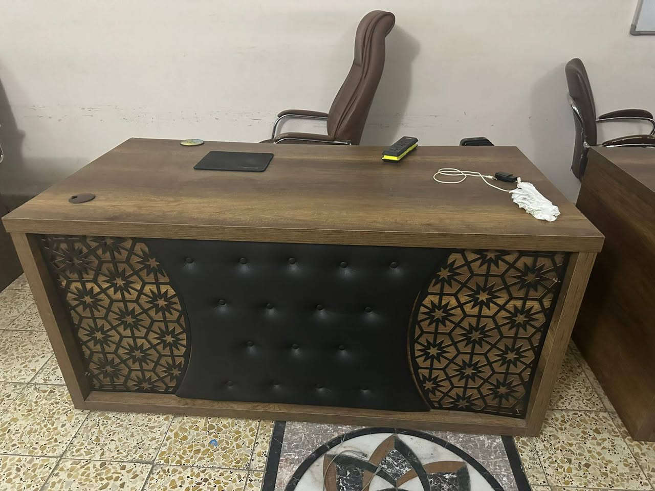 ابيع شلعة ما بيع قطع 
السعر ٥ مليون وبيهن مجال تعال شوفهن و بخدمتك 
أمانة الله غراض نضيفات وجدد
5 ميز
مع كراسيهن
مكتب مع كرسي
طخم جلد
كراسي اسود غير مستعمل  13
كراسي متفرقة يمكن 10
ميز طعام عمل. 1
ثلاجة عدد 2 واحد كبير واحد صغير
سبالت العدد 2 طن 2 انفيرتر
ميز حاسبات عمل واحد


**إذا كنت صاحب هذا الإعلان وتريد حذفه لأي سبب، رجاءا أرسل رسالة إلى الدعم الفني**