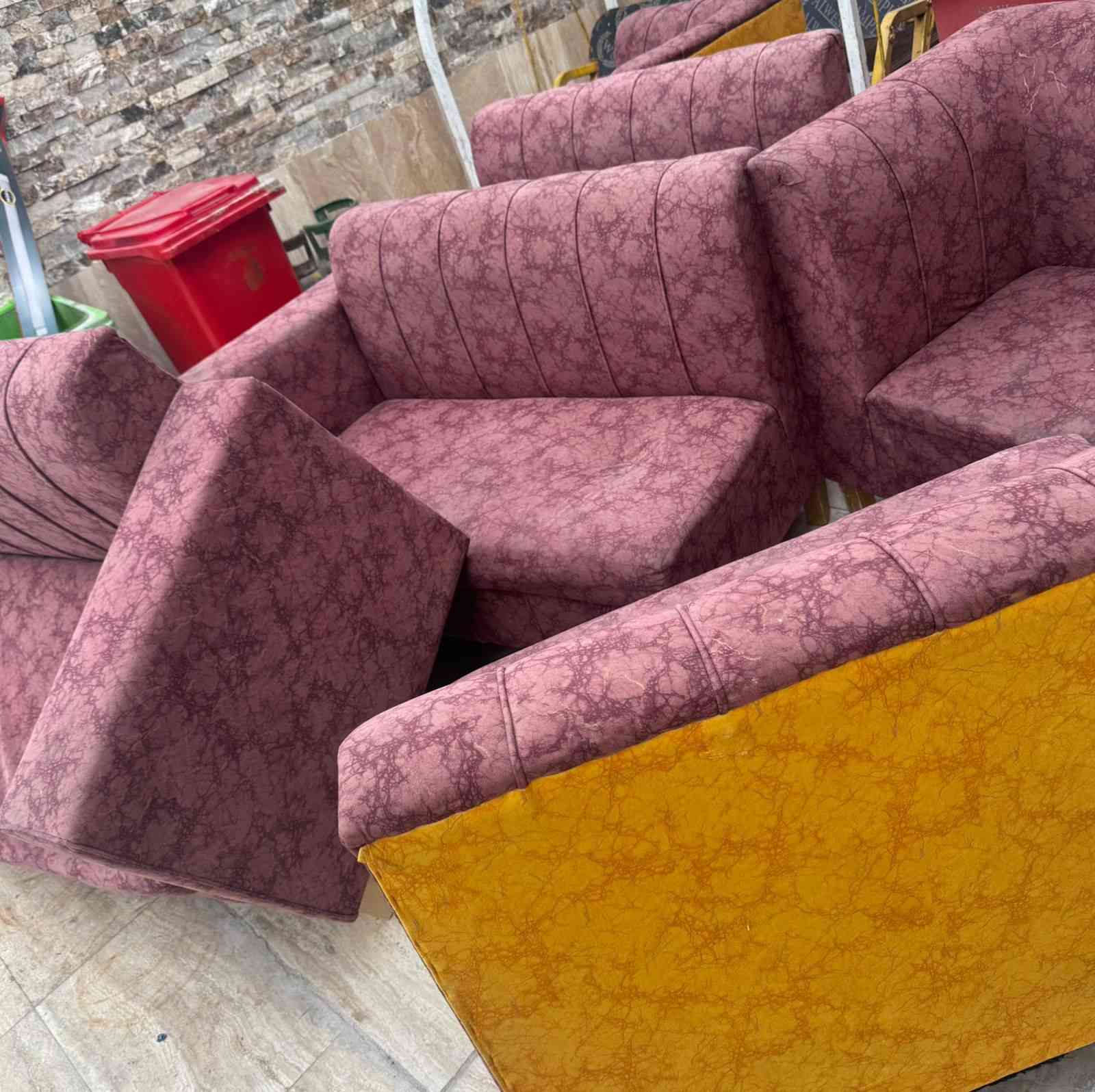 السلام عليكم قنفات للبيع سعر 300الف مكان بصره وشراي يتصل بي واتساب ***********
