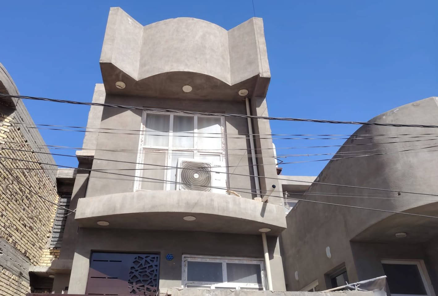 السلام عليكم بيت للبيع في حي الشهداء مجاوري مول اهل الخير طهمازيه موقع مميز جدا.
مطلوب للمصرف 30مليون تنزل من السعر بعد الاتفاق..

مساحه البيت 100 متر 5/20 بناء حديث طابقين 
طابو صرف ....... تحويل مباشر بطابو .......📍📍
البيت موقعه جدا ممتاز وراقي ويبعد 50 متر عن الشارع العام فقط وشارعه 13 متر كُلش واسع ومرتب 
البيت يتكون من 
( طابق الاول . طارمه .صاله ضيوف . مطبخ . كلدور . غرفه نوم . مجمع صحيات .
 طابق ثاني. غرفتين نوم. كلدور .).....
البيت بناء حديث مواصفات درجه اولى 
وكُلش نظيف والصور كدامكم ...........

السعر تم التنزيل لظرف طارئ ..
اتصال ع الرقم لمعرفه السعر والتفاصيل 
***********.................➡️➡️➡️➡️➡️
