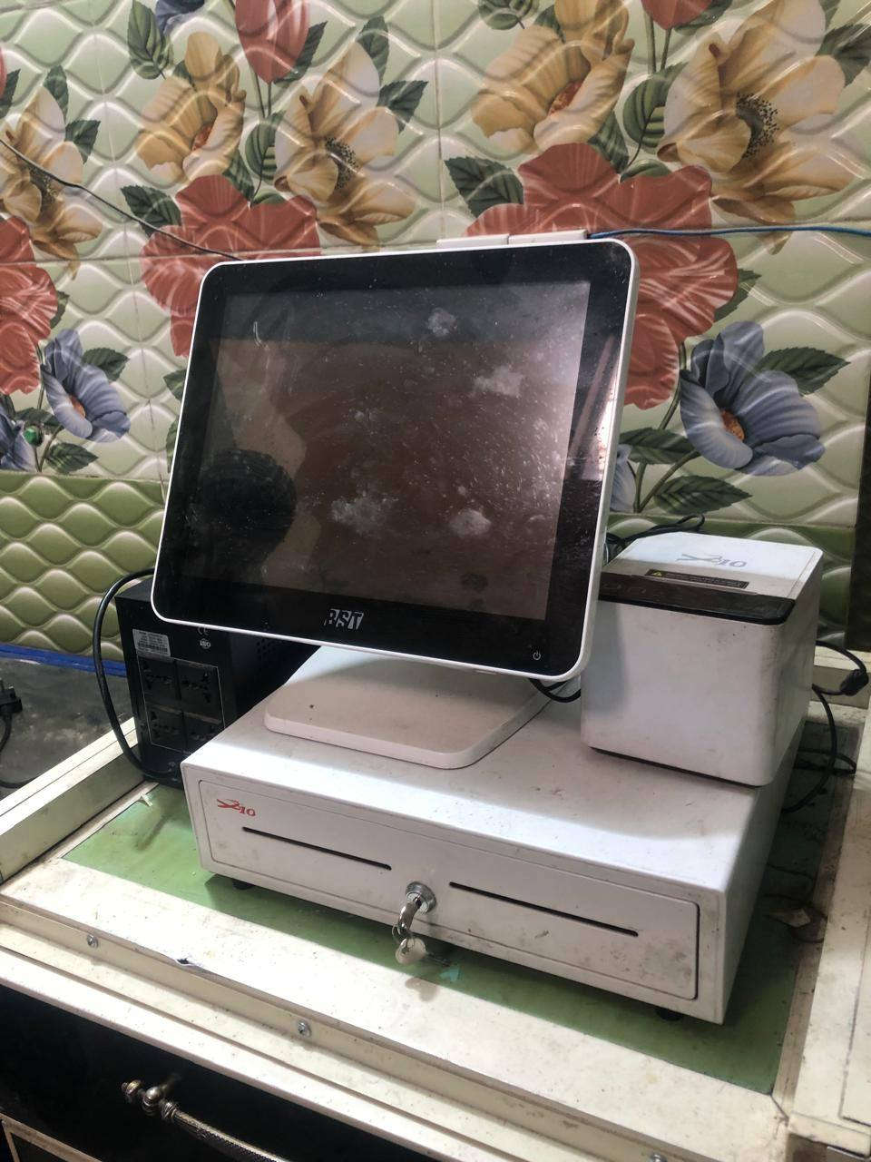 سلام عليكم
من رخصت الاخ الادمن المحترم 
كاشير للبيع جديد ستعمال 3اشهر 
العنوان بغداد الشعب 
***********/ابو عبدالله
