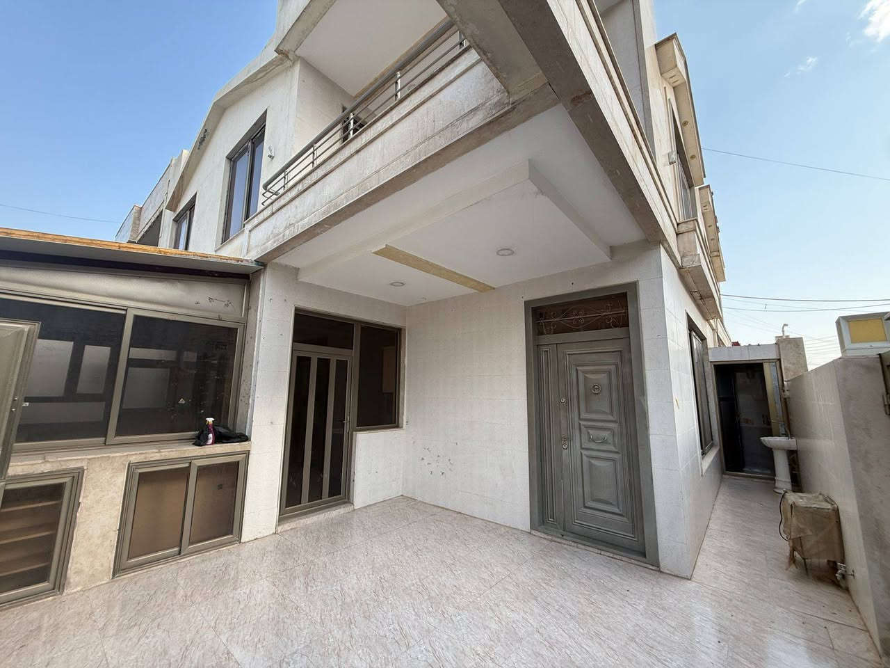 بيت طابقين ركن للبيع في اربيل 
منطقة 5حصاروك بناء حديث طابو ملك صرف المساحة 130م موقع خدمي ممتاز قريب شارع 120وماجدي مول تفاصيل اكثر البيت يتكون من 4غرف نوم واستقبال وصالة ومطبخ حار وبارد وصحيات 3وكراج شارع عريض موقع خدمي ممتاز السعر كلش مناسب فقط 9دفاتر و20ورقة وقابل للتفاوض للحجز والاستفسار 
***********
***********
***********
ابو عبدالله 
عمر الجنابي
