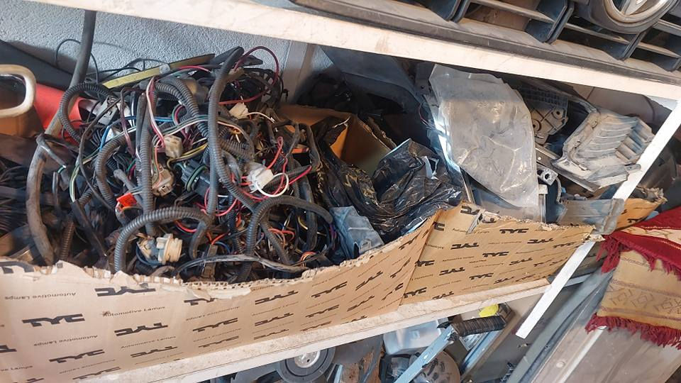 ئەو شیایە کامل  لایت هەمووی بلادییە هەمویان خاوێنن لەگەل ئەشیای سیارەیتر تێکەلە زۆرە ئەنواع سەیارەی تێدایە  هەمووی کامل بۆفرۆشتن هەمووی بەجملە    ***********
 
كل هاي الأشياء كاملة، كلها بلدي ونظيفة، ومخلوطة ويا أشياء ثانية. بيها أنواع هواية من السيارات. كلها كاملة للبيع بالجملة.  *********** أربيل, العراق
