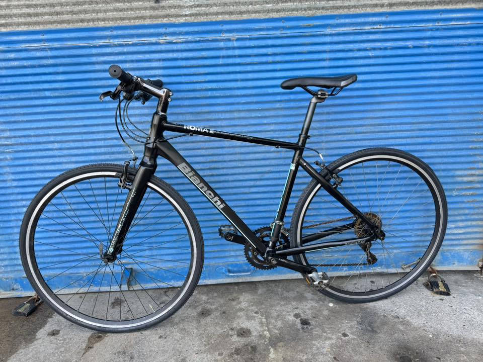 السلام عليكم اخوتيً الطيبينً 700 حجم 28 قياس M
فريم 50 ماركة (Bianchi) غني عن التعريف صينع 
إيطالية معدنه فول المنيوم سستم كلاريس بدلات 
كلاريس نمره 2/8 نظافتهاا وضح بل صور وكل تفصيلة 
وضح وعل وضع البلادي سعرهاا 230 الف وبي مجال 
اخواني عنواني موصل للتواصل *********** 
تتوفر خدمة توصيل جميع محافظات العراق وتحياتي
