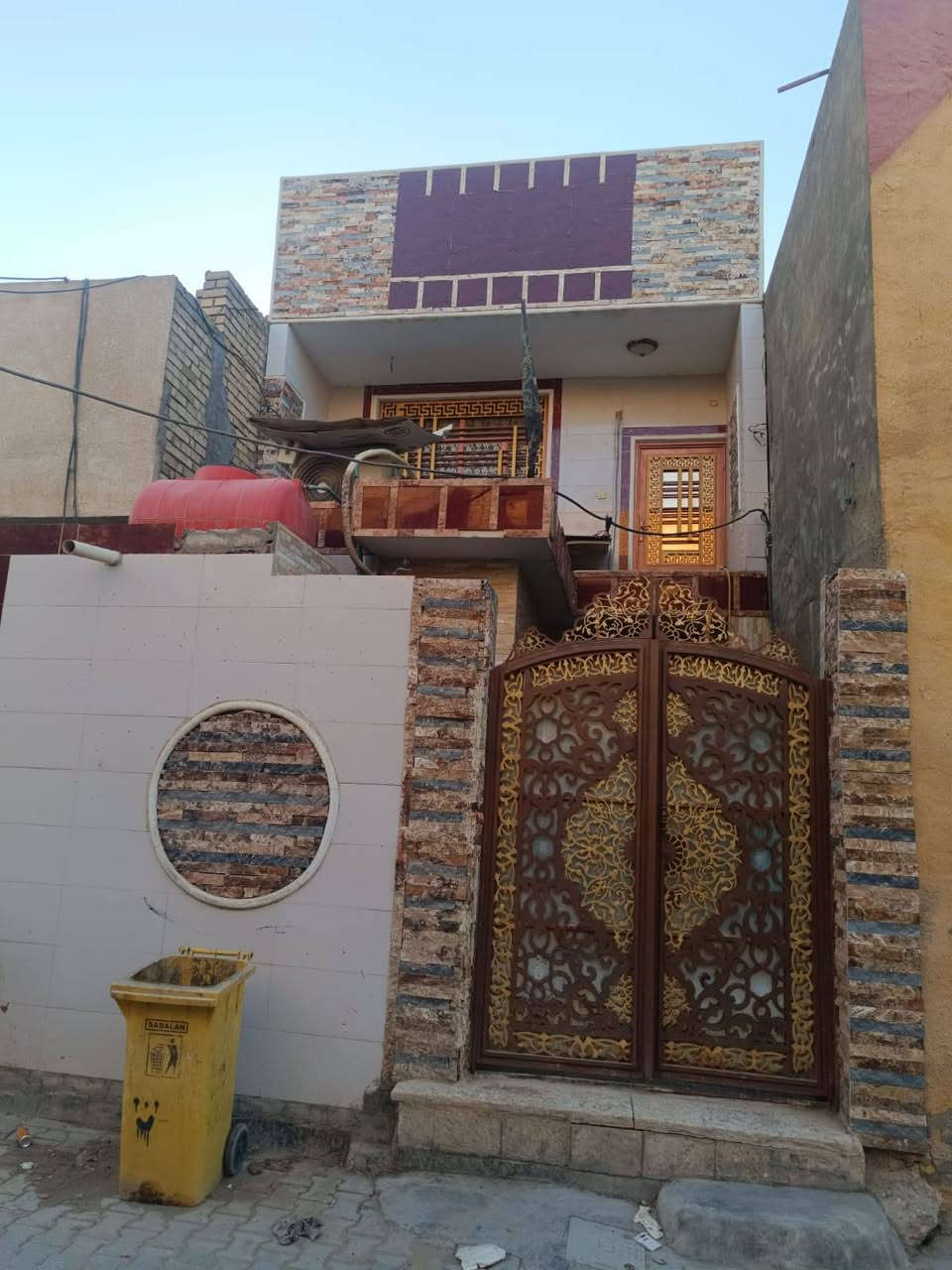 بيت طابو صرف ١٠٠ متر 
٥ في  ٢٠  بناء سنة ٢٠١٩

الموقع كربلاء الحر بدايه شارع الكابينات  عن شارع الكوسترات ٢٠ متر قرب سنتر زمزم 

تفاصيل البيت  طرمه صغيره صحيات خارجية مدخل  استقبال مع ملحق للاستقبال مسوي منام لخطار ممر  لصاله 
الصاله  ٥ في ٥ بيها مطبخ بارد مفتوح على الصاله و من المطبخ البارد باب يوديك للمطبخ الحار وحمام داخلي
و غرفه نوم كبيره فوك مع مخزن
 السعر ١٤٠
البيت موقعه يخبل كلشي متوفر يمه 

***********
