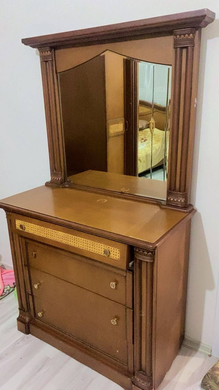 من بعد اذن الادمن المحترم للبيع
غرفة نوم  5قطع خشب زين نظيفة تواجد بداية بحركة السعر 425الف وبيها مجال تواصل اتصال او واتس ***********
