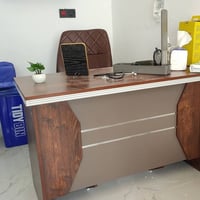 ميز مكتب + كرسي  للبيع غير مستخدمات  الي يريدهم يراسلني خاص او واتساب ...
