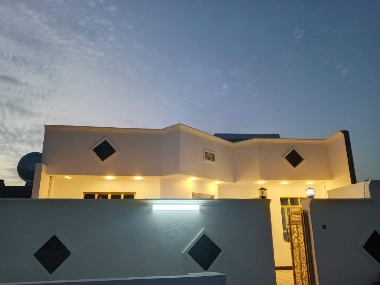 للبيع بيت
نوع الملك بي معاملة بالبلدية 
 الشهداء قرب شارع 40جامعة الفلوجة

بناء بلوك درجة اولى
كامل فول بعده مامسكون
المساحه 200م
وجه 10 م
نزال 20 م
شارع 10 م
السعر 62 قابل للتفاوض
مكتب الفهد للعقار 
لبيع الدور والاراضي السكنية والزراعية
.الواقع على شارع 40 المؤدي الى معمل غاز الفلوجة
استفسار خاص 
او عل واتساب ***********
