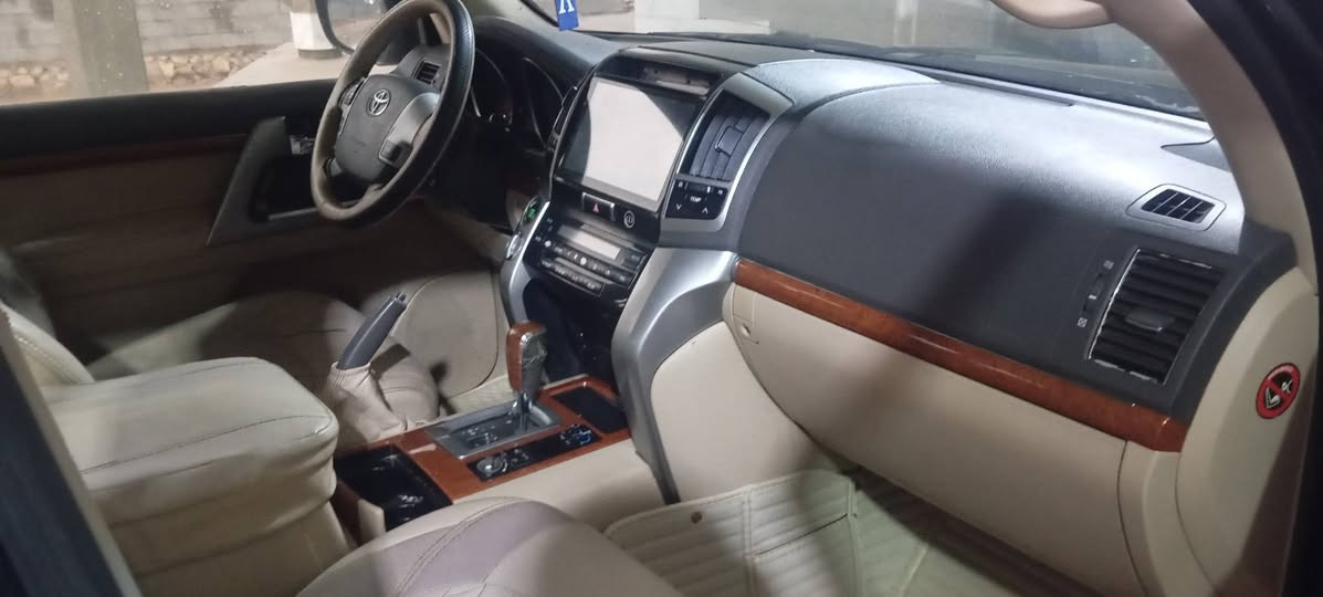 تيوتا لاندكروزر ٢٠١٢ فول مواصفات VXR بيهه بارد بالجاملغ لامامي للبيع او مراوس *********** مكان السياره الرمادي
