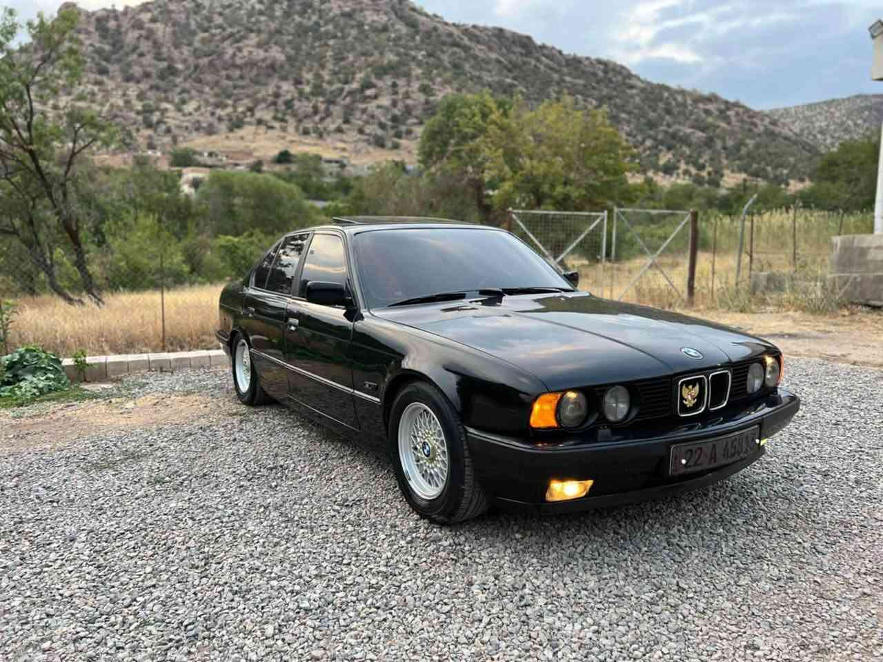 بەناوی خوای گەورە سڵاو رێزمان هەیە 
BMW 525 1992
سەیارەکە ماشەڵای دەوێت زۆر جوان و خاوینە عامە بۆ جوانی سلایتە چوارجام کارەبای تۆماتیک دەعمی نیە بۆنیتی لەوارەکەی سەر لایتی لیدرانی هەیە کەمیکە رەقەم هەزەی نوێیە بەشەرتی بەناو کردنە تەبرید ساردو گەرمە بەشەرتی خرامە سەیارەکە ماشەڵای دەوێ زۆر جوانە ٧٠وەرەقەو مەعامەلەیەکی برایانە ئەوەش رەقەمی خاوەنەکەی *********** شقلاوة, أربيل
