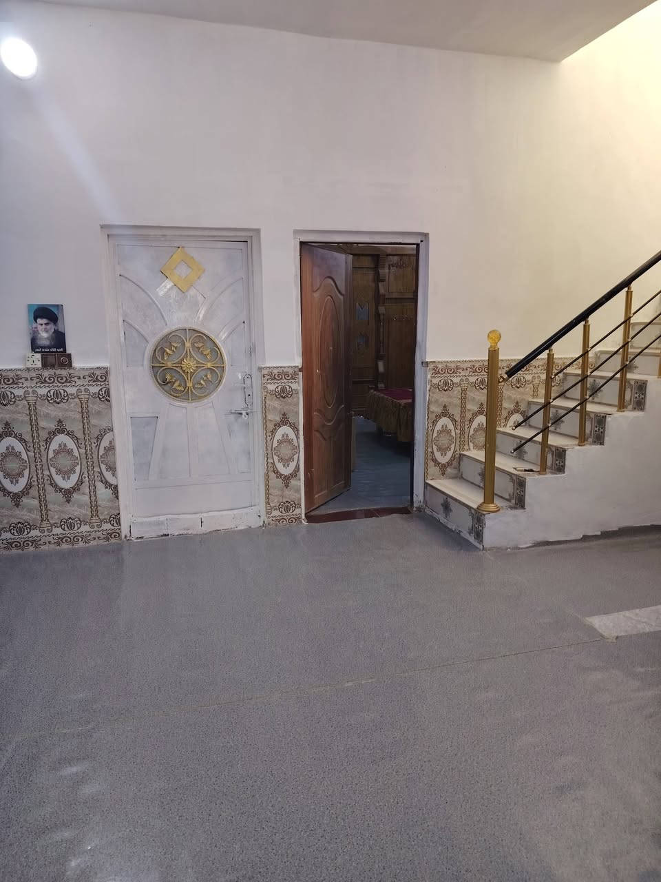 سلام عليكم بيت للبيع بل تقيه ثالثه قرب مجمع روان مساحته ٢٠٠بي غرفتين وصاله ومطبخ وبراني عكاده بناءبلوك سعر ٧٠ بي مجال جاهز لسكن *********** @***********
