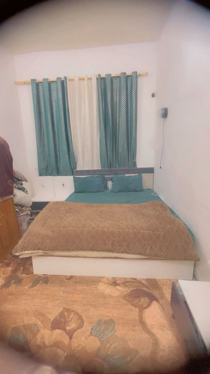 السلام عليكم عندي غرفه للبيع ب ٣٠٠ وبيه مجال ***********
