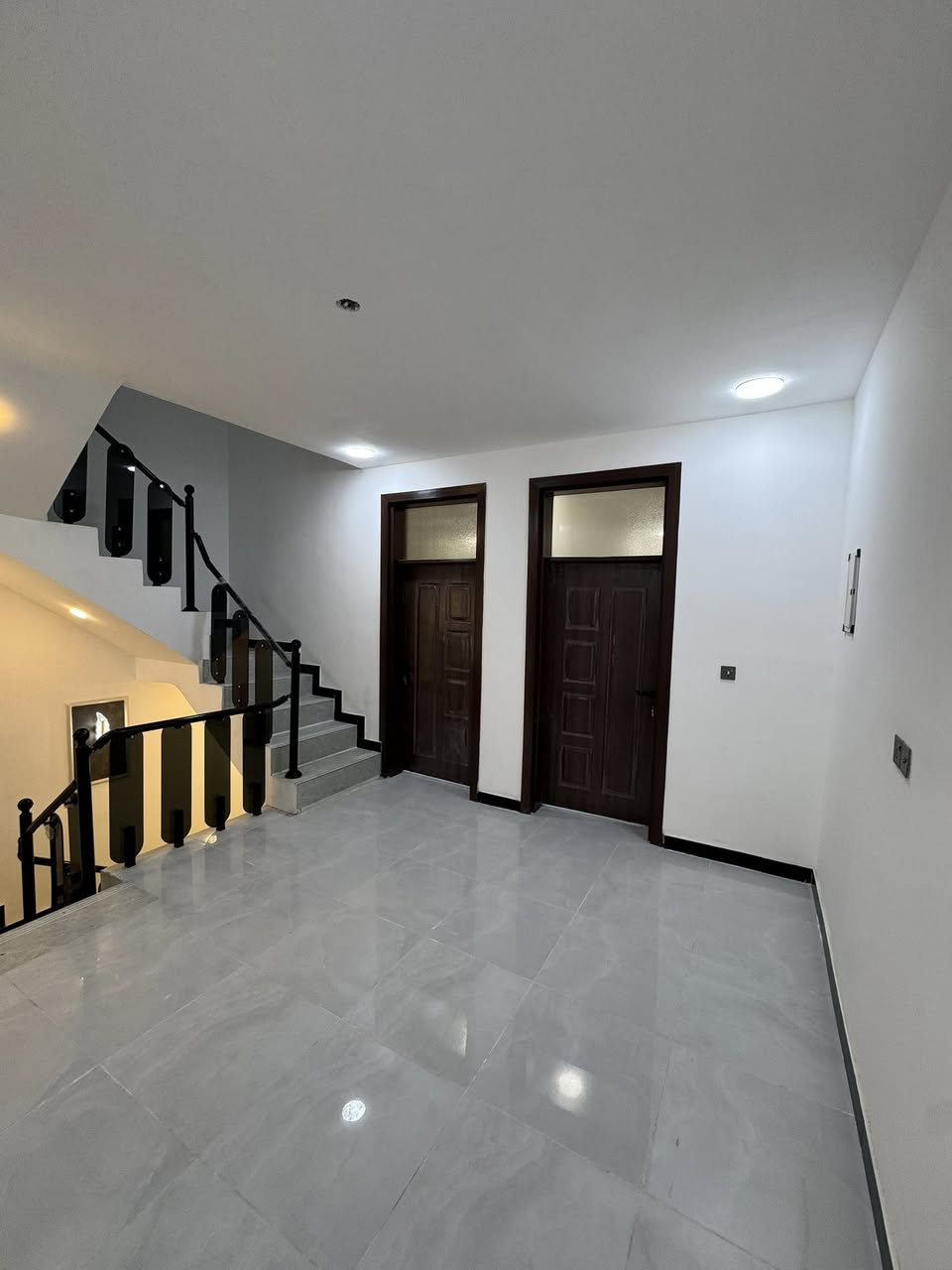 بسم الله ماشاءالله : ع شغل  تمتع بأفضل وسائل الراحة في عقاراتنا الفاخرة!"
🔹بيت مساحة 100م-  واجهة 6،250 -نزال 16 

▪️فول مواصفات  

البيت يحتوى على( 4 غرف نوم مع 2حمامات)

 *الطابق الاول يحتوي على استقبال ومطبخ وصالة كبيرة وغرفة نوم مع حمام ملكي مع منور

*الطابق الثاني3غرف نوم مع حمام

*الطابق الثالث  بيتونه 

المواصفات //

رفت 40مع بتلو 10 يعني صار 50 والصور كلها موجودة من بداية البناء اما السبتتنك تجي وتشوف بعينك ع شرط غرفة نوم مسويها

ارضية كلها 60×60وتطبيك الارضية فرش حصو مع بسيس بالاضافة الى مادة

المطبخ والحمامات والحولي كلها تطبيك الواح وليس سيراميك

بورد نظام كامرات وانترنت مخفي

ابواب تركي اصلي ضمان مع ابواب حمامات المنيوم

مغاسل تعليك مع غربية تعليك نوع توته

حمامات الواح مع خلاطات تركي اصلي

البيت جبسن بورد مع انارات بروفايل وانارة مخفية

بوكسات خارجية للغاز والماطور مع تانكيات عدد 1 الف لتر

🔹نوع العقار طابو زراعي سند٢٥

🔸الدورة -البوعيثة -السلطان الثالث 

🔻البيت باسمي مباشر بدون دلاليه 

اتصال 

‭***********
