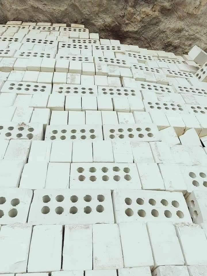 طابوق عماره معامل طيب ++. طابوق ناصريه معامل الإصلاح +++ طابوق مثقب جمهوري يتوفر توصيل. كافت أنحاء البصره. بسعار مناسبه.   ***********
