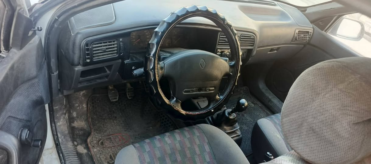 السلام عليكم للبيع سياره رينو حجم 19 موديل 93 سنويه خضره مرسمه كابون بنزين اكتروني السيارة شرط التحويل والوكالة سيارة بلدي بس ينردله محرك السعر 15 ورقه وبيها مجال شي قليل اتصل على الأرقام التالي *********** / ***********
