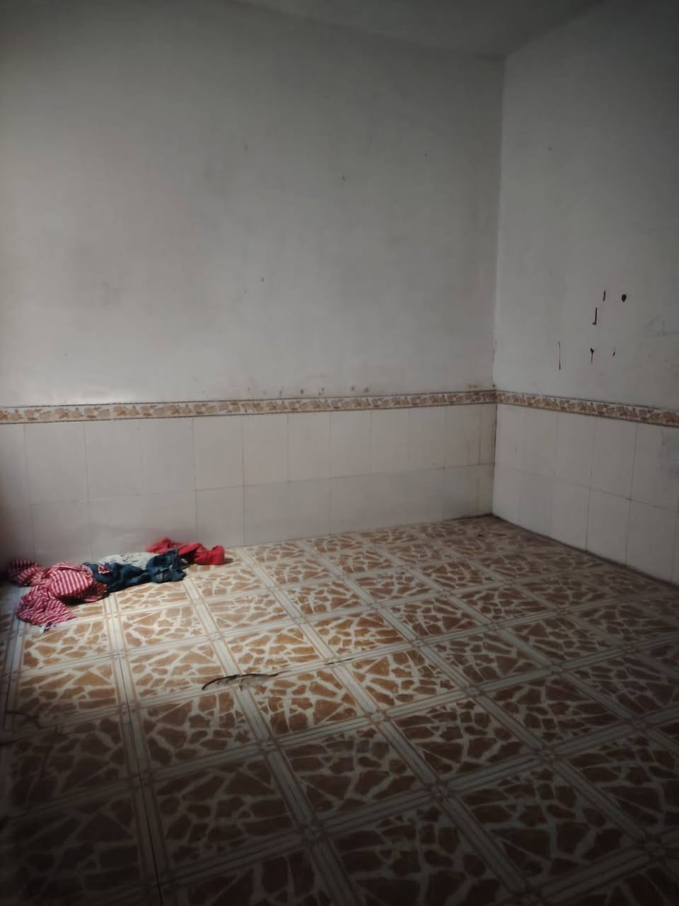 السلام عليكم 50 متر للايجار حي الوفاء على ساحه غرفه وصاله مطبخ تخاريج سعر الايجار مناسب 200 الف.   ***********
