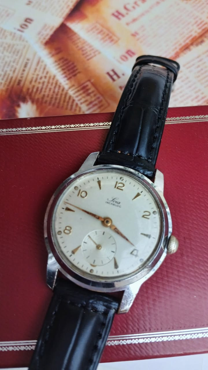 السلام عليكم 
Svea Vintage 1950s 🇨🇭
سويسري اصلي 

INCABLOC مقاوم للصدمات 
سنتر ثواني منفصل 
القطر 33mm
محرك ميكانيكي نصب تكويك 
سير جلد اصلي 
دزاين مشابه للاوميغا حقبة الخمسينات من القرن الماضي 

للمهتم بالشراء اكتب تم يجيك السعر خاص


**إذا كنت صاحب هذا الإعلان وتريد حذفه لأي سبب، رجاءا أرسل رسالة إلى الدعم الفني**