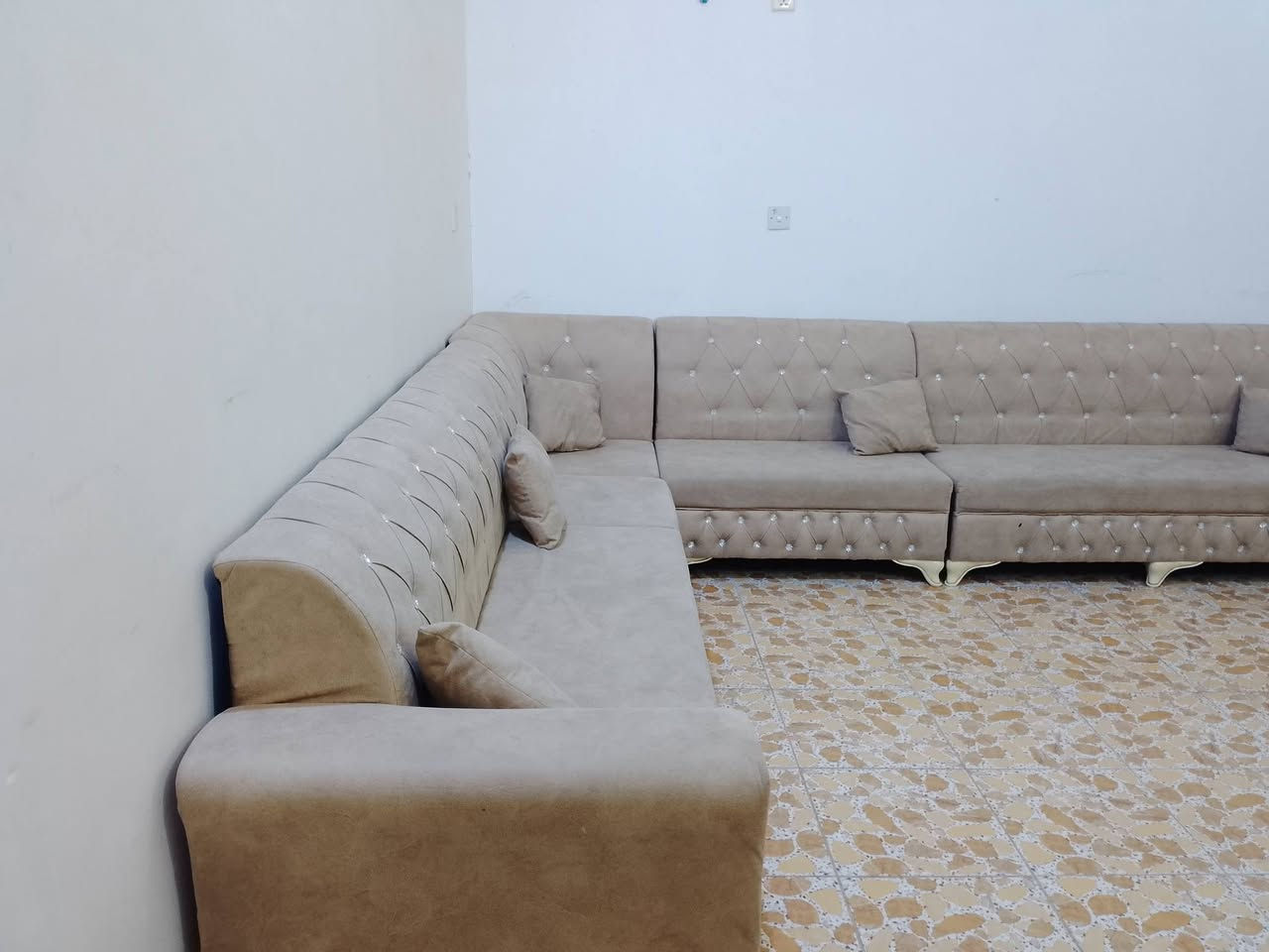 ديوان للبيع تزكام بلوك اسود كلش نضيف 10مقاعد السعر 250العنوان كربلاء حي انصر قرب القوس يوجد توصيل داخل كربلاء الستفسار ***********
