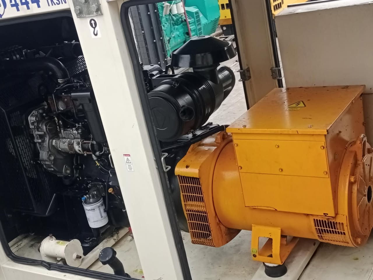يوجد لدينا مولدات بيركنز بريطاني 
موديل حديث  حجم المحرك  4 بستم 
حجم التوليد 100 كيفي 
 إنتر كلار توليد فرنسي لوري سمر 
للإستفسار اكثر اتصل عالرقم وادلل  او واتساب 
أبو علي  ***********
يوجد لدينا جميع أنواع المولدات 
متوفر توصيل لجميع محافظات العراق
