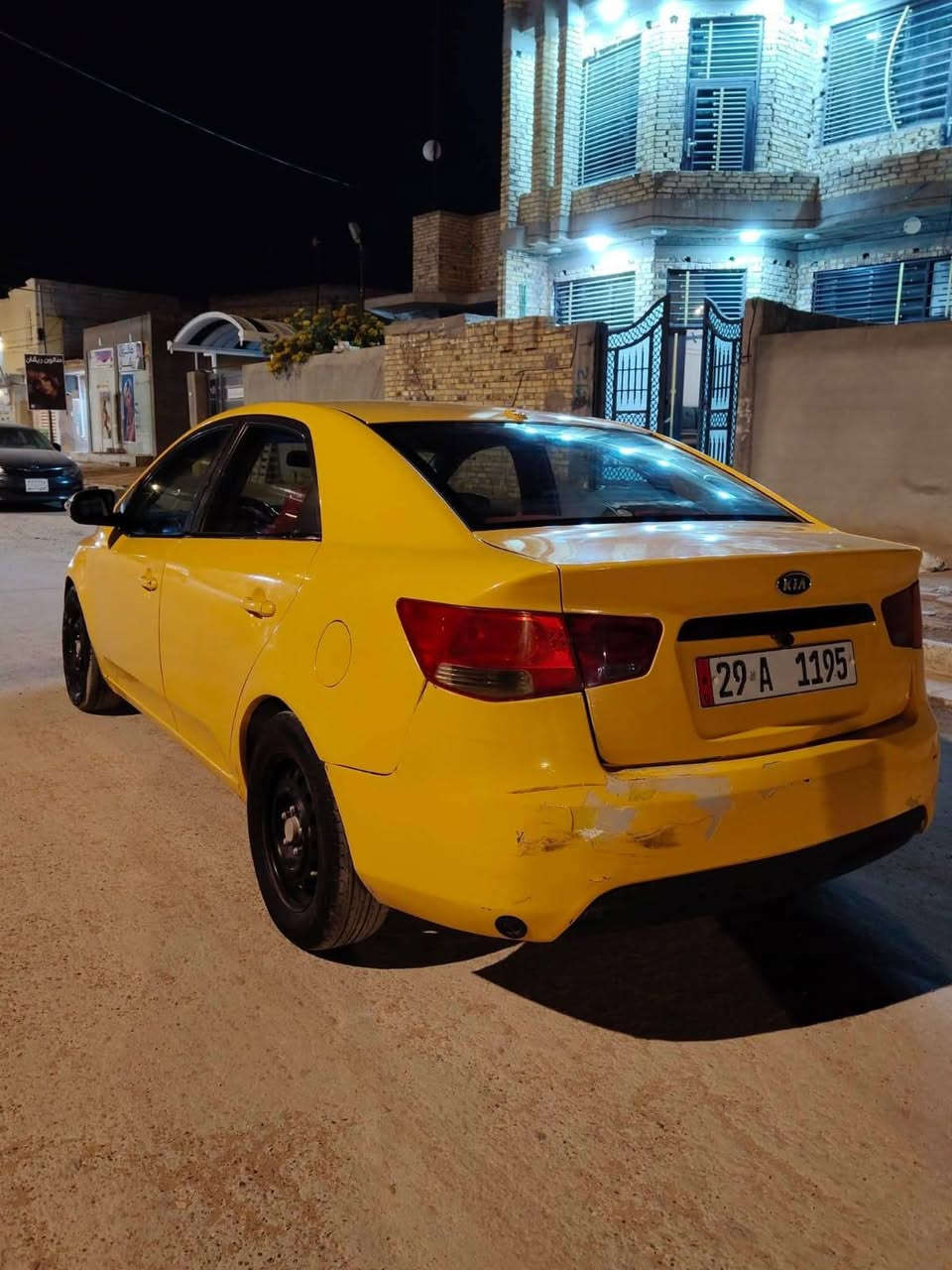 سلام عليكم شباب سيارة فورتي موديل ٢٠١٠للبيع رقم واسط تحويل ثاني يوم 
سيارة حلوة وجاهزة كير مكينة تبريد خير من الله 
 حادثهة فقط جاملغ امامي بدون دواخل 
مكاني بغداد الزعفرانية سعر المطلوب  ٧٠ وبيها مجال

تصال ع رقم ***********
