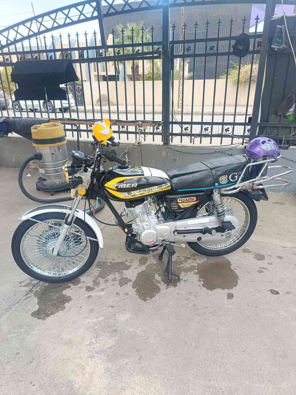 سلام وعليكم دراجه تايكر موديل 25 دراجه نضيفه بعدهه جديده محرك صفر خير من الله كله شغال اوراق كامله بيهه بس نقصهه باتري وبنزات بريك لخلفي سعرهه 650 وبيهه مجال حك جيه هاذه رقمي ***********
