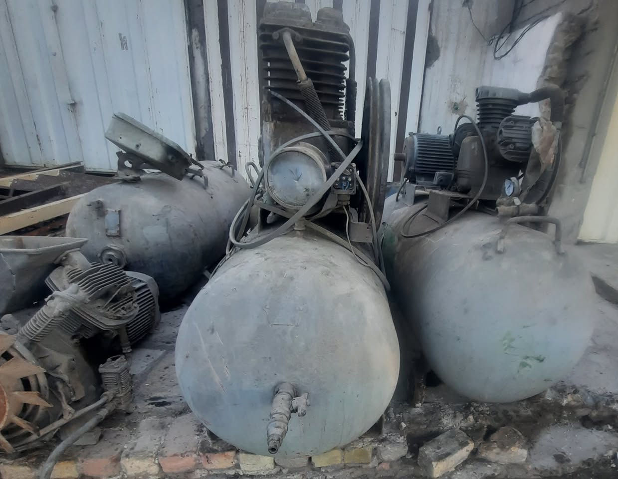 كمبريسرات عدد ٤/ ٣ حجم كبير  واحد حجم وسط 
العنوان بغداد المعامل  منطقة الباويه  باقي التفاصيل    اتصال على الرقم( *********** )
