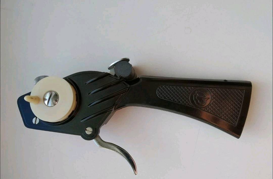 لعشاق الأنتيكات الروسية 
صنارة صيد عتيقة سوفيتية (حورية البحر ) 
كانت تستخدم لصيد السمك في الشتاء

متوفر قطعتين نفس اللون  فقط ، موضحة بالصور .
(سعر القطعتين معاً 85,000)