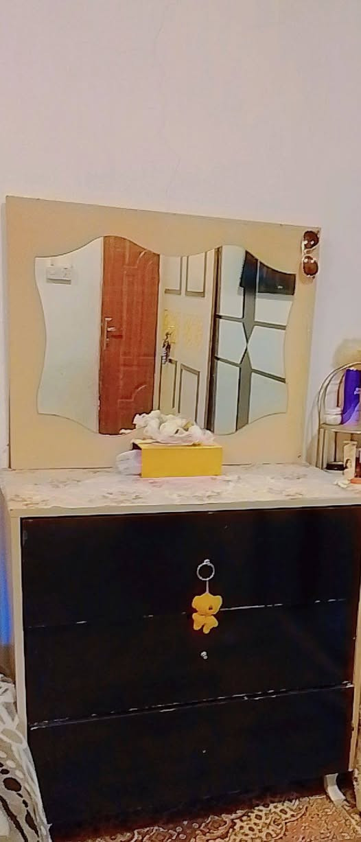 اغراض للبيع 
غرفه نوم كامله ب350وبيه مجال بسيط
براد نضيف وشغال ب40وبي مجال
جربايه طفل بناتيه30وبيه مجال
مكان النجف حي لانصار
***********

