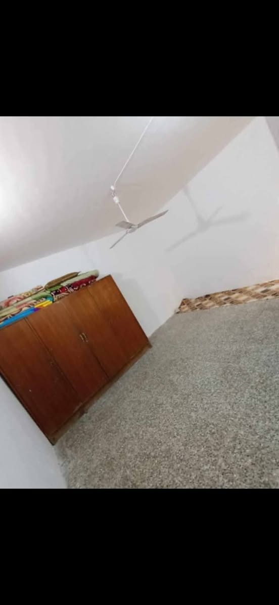 مرحبا عدي بيت للبيع العسكري الصدر الاول مساحته  ٣٠٠وبي مشتمل يحتوي علئ غرفتين وصاله وحمام وغرفة  الضيوف ومطبخ وحمام داخلي وخارجي والطابق الثاني غرفه ماستر وغرفة ثانيه وسطح الاتصالات  علئ الأرقام التأللي *********** سعره ٢٨٠ وبي مجال
