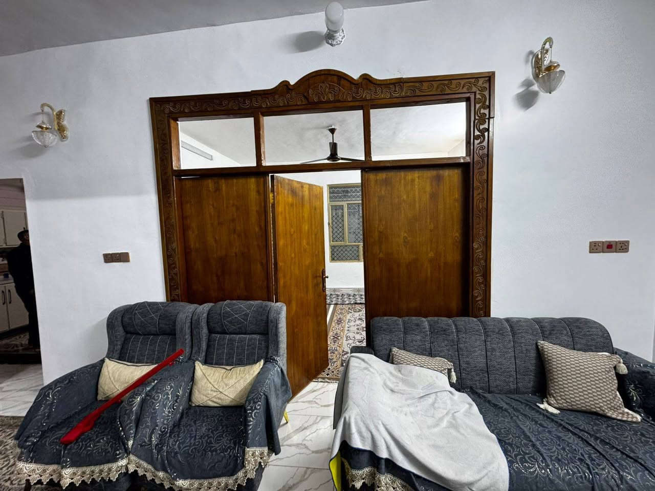 سلام عليكم بيت للبيع في حي الفارس خلف النهر
مساحة 150م
2غرف نوم
صالة+ استقبال +مطبخ
للاستفسار
***********
او مراجعة مكتب ادراك للمحاماة والعقار في شارع الامير مقابل مخبز الامير
