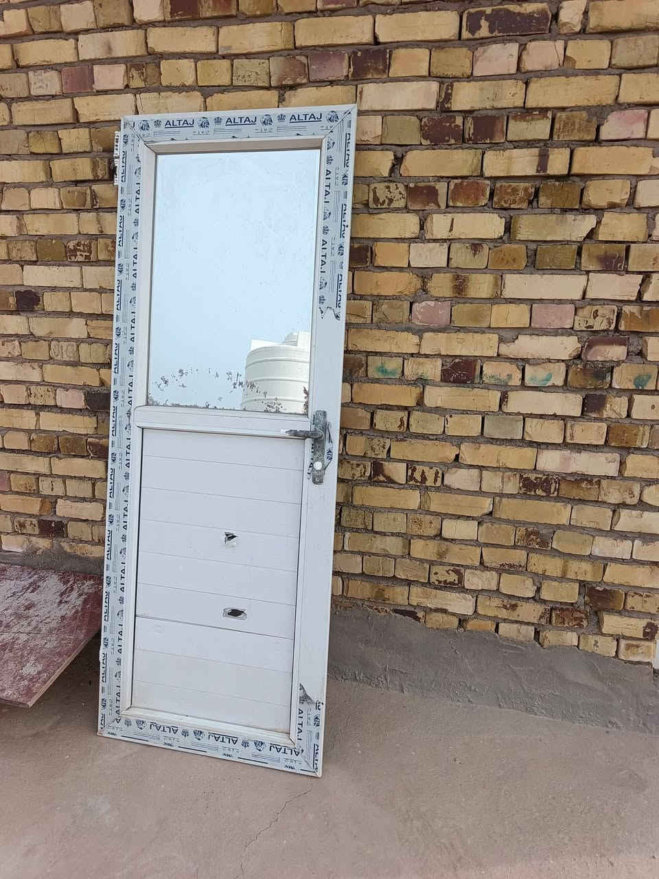 للبيع الميز طولة 3 متر وعرض 1متر سعرة ٣٥٠
الباب وجرجوبة كامل ٥٥ ألف مكان ميسان ***********
