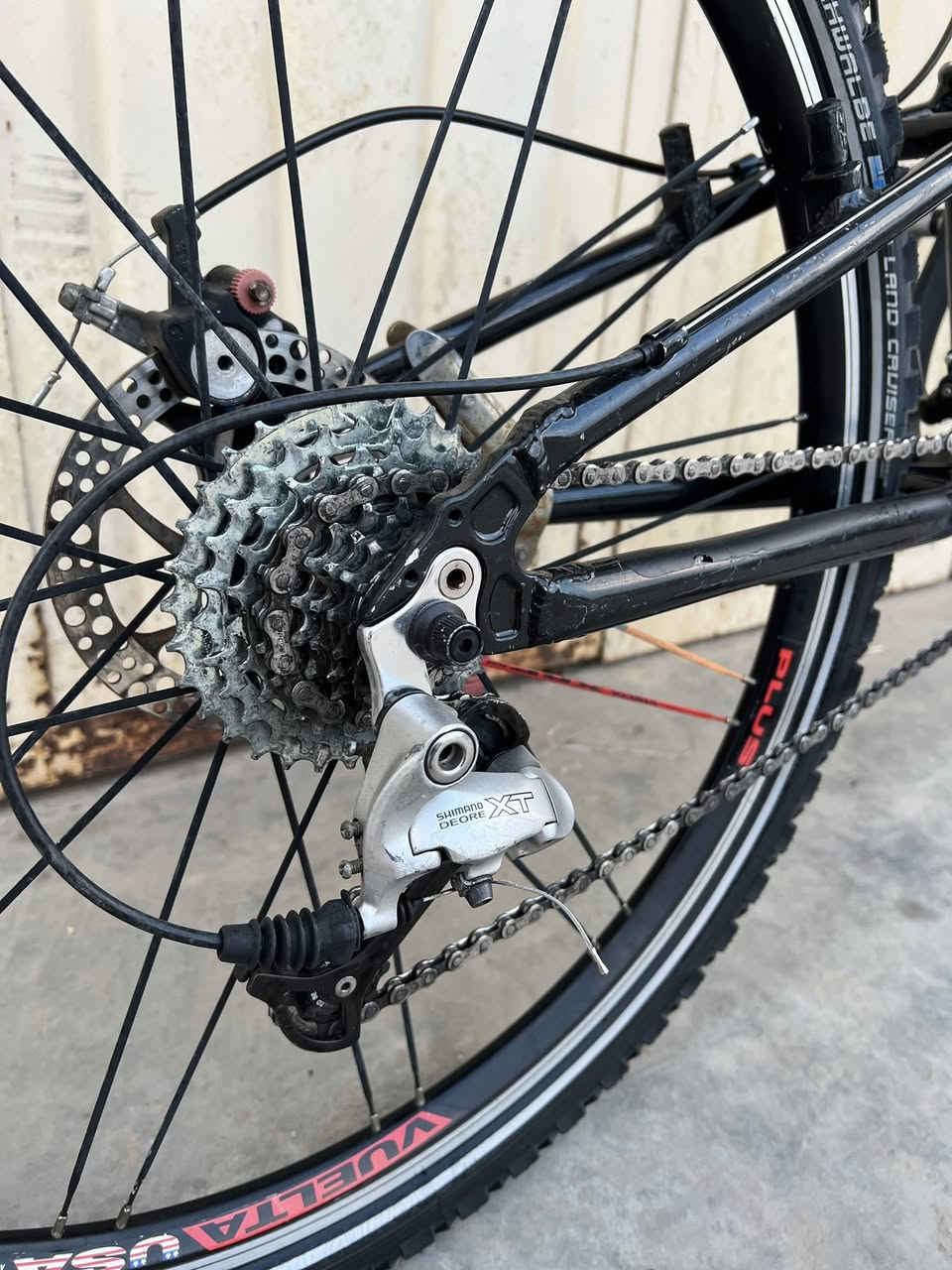 پاسکیل امریکی
حجم٢٦ 
جسم المنیوم 
برک دیسکDeore shimano 
ویل استیرە  Puls
اۆتۆماتیکی دوای shimano Deore xT
8 نمرەی دوا shimano 
3نمرەی پیشەوەshimano IG
 تایەکانی لەجۆری Schwalde 
بەتیقەی FOPGED ALUMINIUM
دەبلی پیشەوەی RST المنیوم 
 دبل دوا امریکی ١٠٥ 
سعر ١٩٠ هەزارە 
لە  قەزای ڕزگارین 
گەیاندن هەیە 
***********
