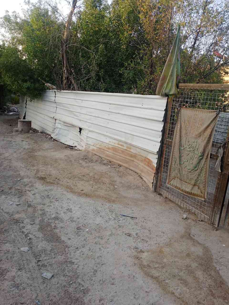 السلام عليكم 
بيت في الامين خلف مجمع الشام المساحة 140متر طابقين 
3غرف نوم كبار واستقبال معزول وغرفة مخزن وكراج جبير، مع حديقة جبيرة للبيع للستفسار ***********
***********
