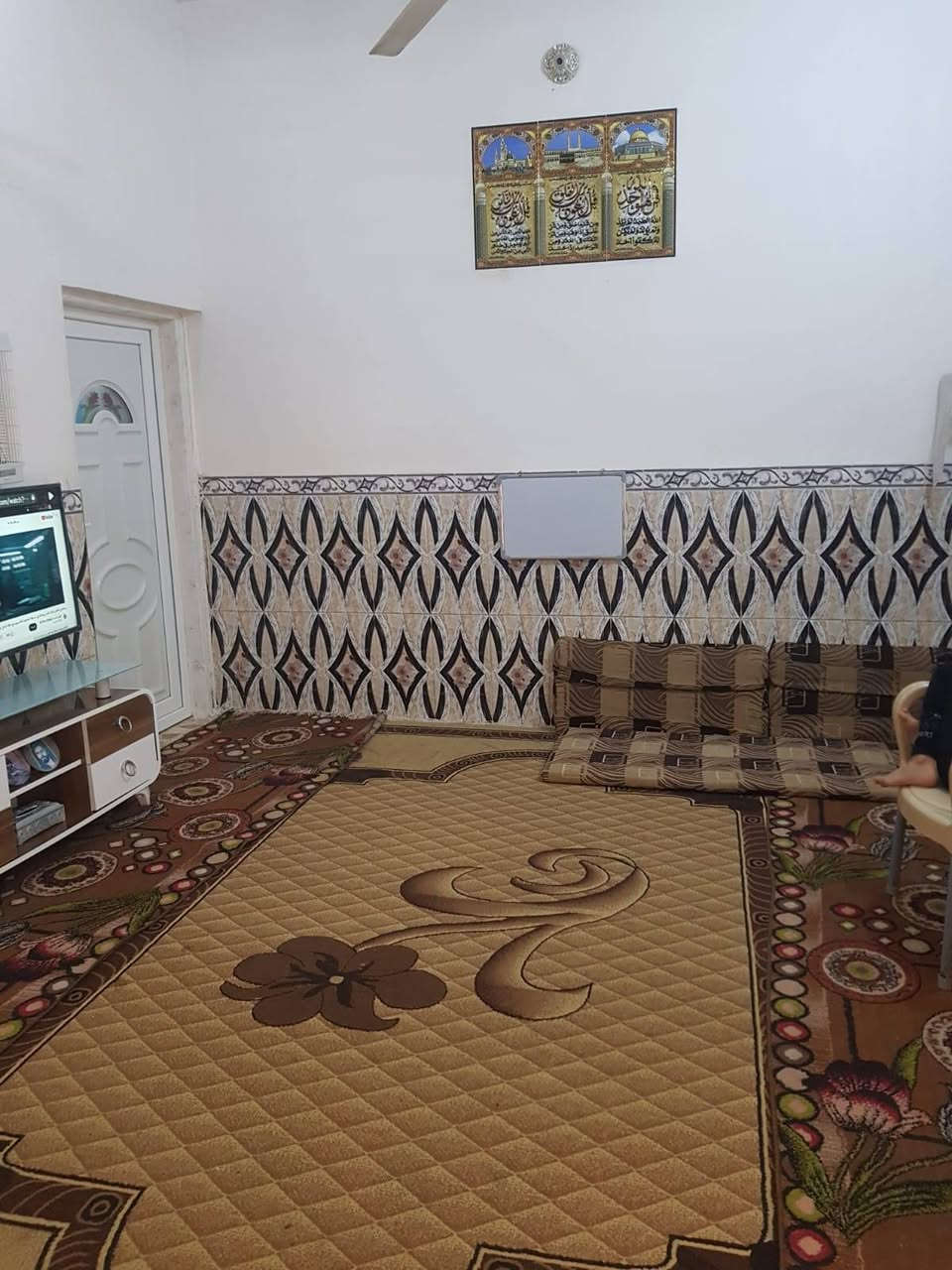 بيت للايجار 100متر غرقة كبيرة مع صالة مع استقبال مع حمامات خارجية وداخلية مع خط مولدة وتانكي وسخان وماطور فرع شركة الرنا قبل فرع سيد اسماعيل*********** اتصال او واتساب
