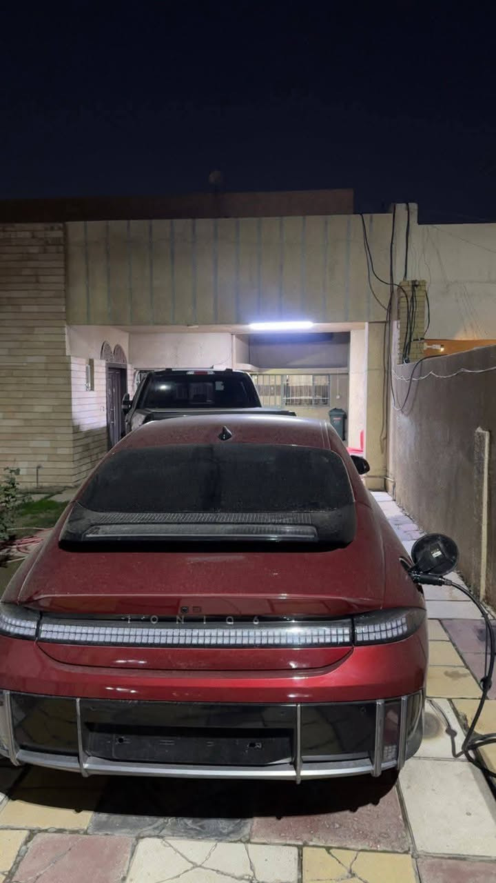 ​للبيع: Hyundai Ioniq 6 (شبه زيرو) او مراوس محتاج فرق 
الموديل: هيونداي أيونيك 6

​سنة الصنع: 2024.

​المسافة المقطوعة: 5,800 كم فقط (شبه زيرو).

​البطارية: سعة كبيرة 77.4 kWh (المدى الطويل - Long Range).

340 حصان 🐎 

​المدى التشغيلي: تصل إلى 500 - 550 كم في الشحنة الواحدة فعلي وممكن يزود بسبب الشحن العكسي من التايرات 

​نظام الدفع: ( رباعي دبل ماطور ).

​الميزات التقنية المتطورة:

​نظام الشحن السريع: تدعم الشحن فائق السرعة (800V)، تشحن من 10% إلى 80% في وقت قياسي.

​ميزة V2L (الشحن العكسي): إمكانية تشغيل الأجهزة الكهربائية المنزلية من بطارية السيارة مباشرة.

​التكنولوجيا: شاشات مزدوجة قياس 12.3 إنش، نظام ملاحة متطور، دعم Apple CarPlay و Android Auto.

​أنظمة الأمان: رادارات أمامية وخلفية، الحفاظ على المسار، فرامل طوارئ تلقائية، كاميرا 

​حالة السيارة:

​السيارة بحالة الوكالة (نظيفة جداً).

​معتني بيهة كلش وشحنهة دايما عندي  (بين 30% و 80%) للحفاظ على عمر البطارية الطويل.

​بطارية AGM 12V أصلية من المصنع.

​الإطارات والبريكات بحالة الزيرو.

​الموقع: كربلاء.

السعر: (160$) بيهة مجال للشراي واذا مراوس اريد فرق بعد احسن 

السياره وياهة شاحن سريع ذكي 

رقم بغداد 

الحادث مرفق صورة 

رقم الشاصي 

KMHM34AC9RA068891

***********
