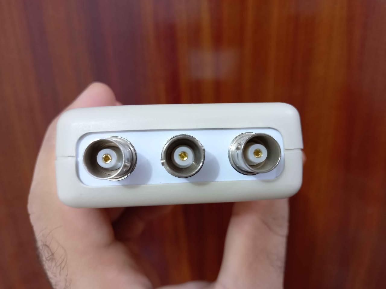جهاز راسم الاشارة
 USB ET-601 Oscilloscope
ينربط على الحاسبة عن طريق كيبل USB
يقيس ترددات اقصى شي 50Khz ( كيلو هرتز مو ميكا هرتز يعني ترددات قليلة)
عدد المداخل ٥ (5 channel)
استيرادي الخاص من الصين
استعمال قليل جدا نظيف
اعلى فولتية يقيسهة ٨ فولت بس اذا بروب 10x يصير ٨٠ فولت و اذا بروب 100x يصير ٨٠٠ فولت
نصب البرنامج على حاسبتك من الموقع 
باقي للمواصفات في الصور
الملحقات: سلك USB و رؤس BNC عدد ٥
السعر: ٤٥ الف دينار عمارة, ميسان


**إذا كنت صاحب هذا الإعلان وتريد حذفه لأي سبب، رجاءا أرسل رسالة إلى الدعم الفني**