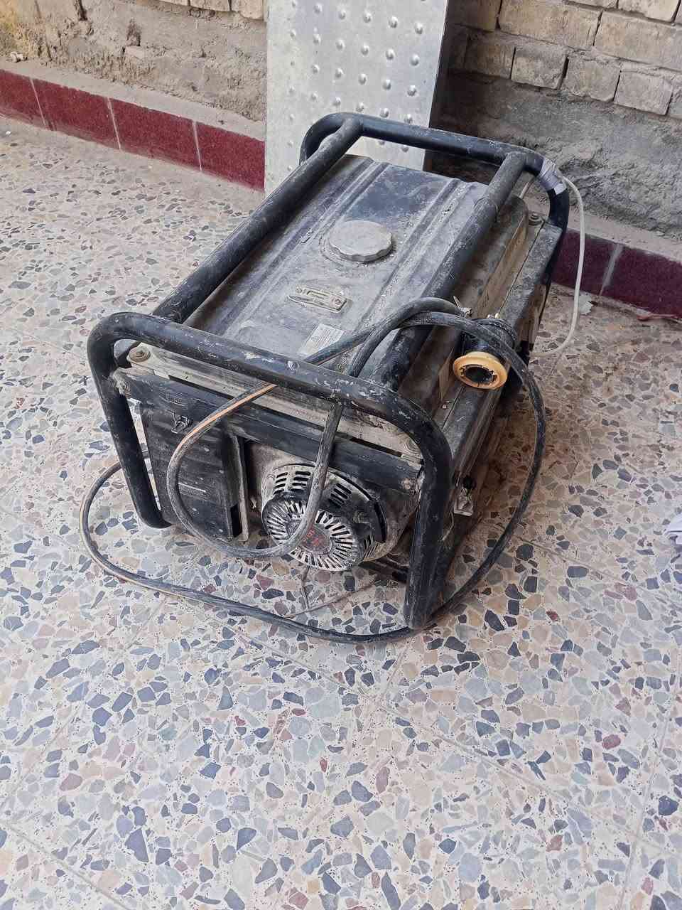 السلام عليكم عندي مولدات 2 وحده 2ونص كيفي اريدهه 150 الف 
والثانيه 5 كيفي وتشتغل غاز وبانزين اريدهه 250 الف الي يريد يتصل ***********
