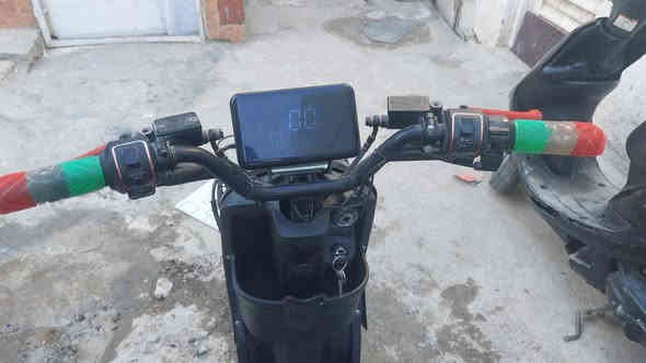 السلام عليكم دراجة شحن للبيع R9
كاملة كلشي شغال بس بطاريات تعبانة 
سعر 200الف للاستفسار***********
