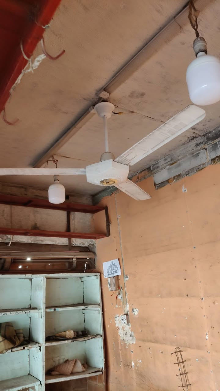 جام خانه حديد ثقيل باب سلايت العرض 3م ونص الطول 2م
رفوف حديد 10 متر
مبرده حجم 1.5 ماطور نحاس 
بانكه شرط استعمال شهر ***********:بي واتس
