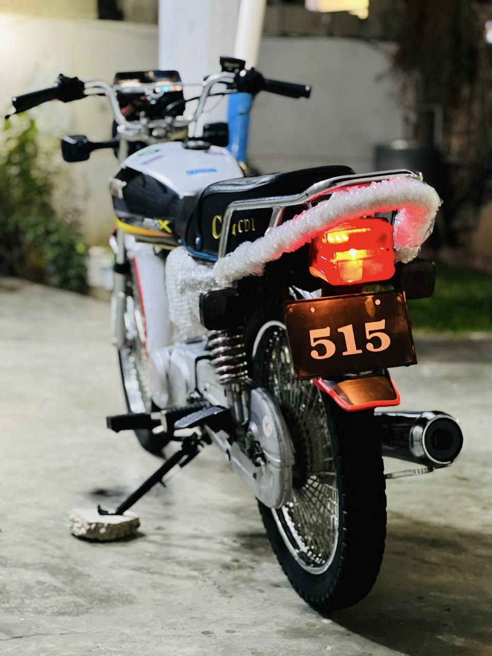 سلام عليكم ورحمة اخوان دراجه لل بيع بيها نقص رجل نص واكع تيزاب مال باتري عل صفحه كما اموضح بل صوره لاغيره كفله عامه محرك شرط اصبانه مامضروب كهربايات كله شغال درجه ناعمه كشن جديد باتري جديد  السعر (550) وبيها مجال بصيط لل شاري (‭0 772 836 1809‬) الحاب يستفسر وتحيات لل جميع❤️🫡المكان كركوك حي الصناعي
