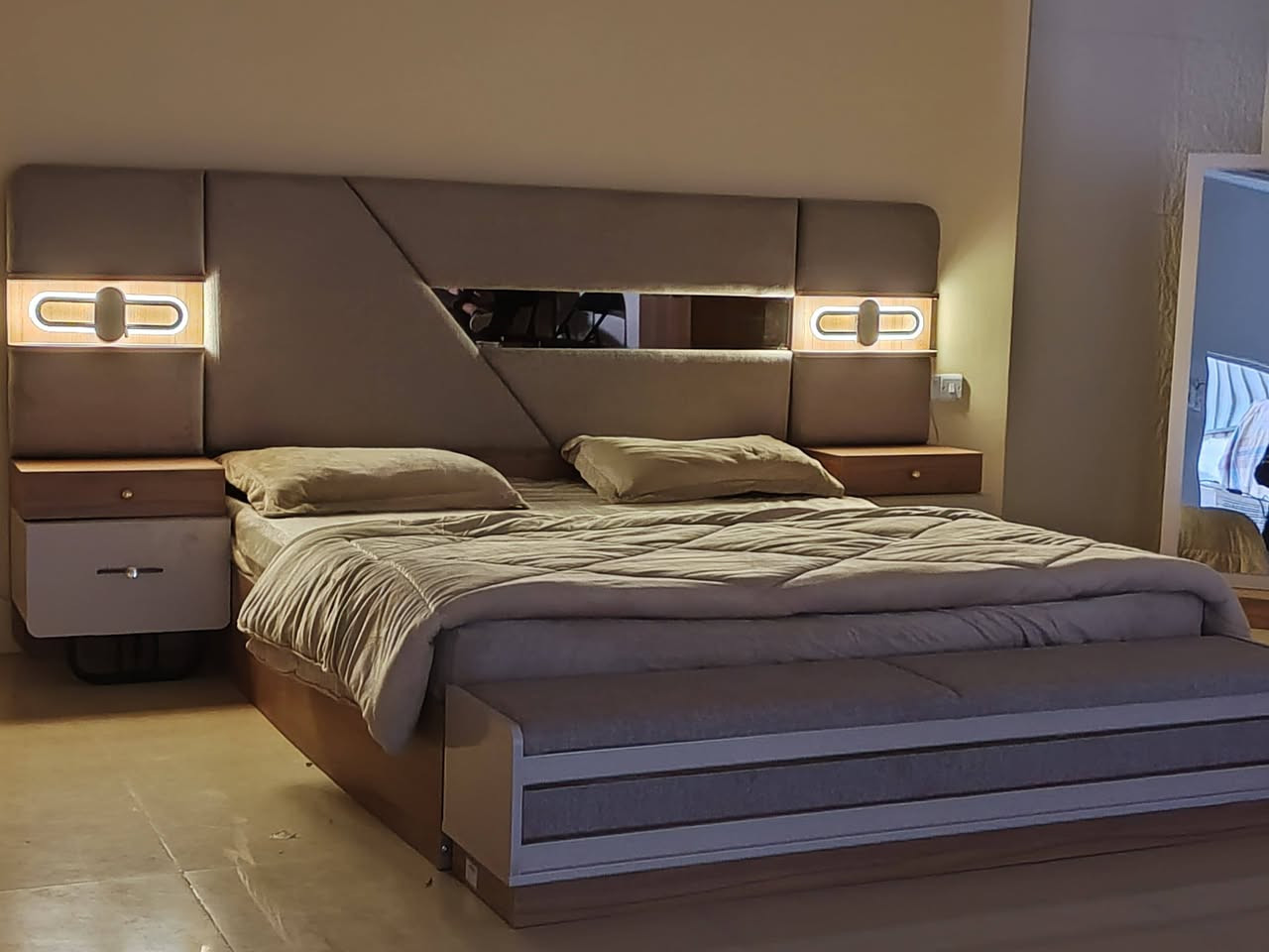 غرفة نوم تركي اتل ابواب 10 قطع معمل اصلي درجة اولى📢
ظمان فتح وتركيب 10مرات 
نفس الصورة بالضبط💯
برغي  حديد وقفل حديد 
سرير جك خزان 
انارة ذاتية 
مراة الميز تواليت تعليك
ارجل هيكل حديد
تقاطيع مميزة 
نرمايد هيدروليك الية الاغلاق 
سكك ثلاث مراحل  
نقوش  درجة اولى ✅
متوفرة بلون جوزي ✅
كنتور مع الملحق 330سم✅
للحجز مراسلة الصفحة او الرقم 
***********
***********
#اكسبلور 
#creatorsearchinsights 
#اثاث_منزلي_حديث_غرف_نوم 
#حلة_شارع_40 
#اثاث_منزلي_حديث_غرف_نوم
