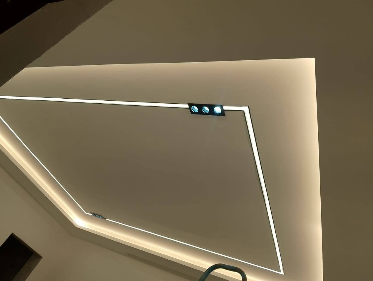 حوّل سقف بيتك لتحفة فنية!

تدور على لمسة جمالية؟
الجبسن بورد والسقوف الثانوية هي الحل المثالي لإضافة فخامة وأناقة لكل زاوية ببيتك أو محلك!

نشتغل بأعلى دقة واحتراف، ونقدملك تصاميم عصرية وكلاسيكية حسب ذوقك، وبأسعار تنافسية.

خدماتنا:

تركيب جبسن بورد بجميع الأشكال والتصاميم

تنفيذ سقوف ثانوية مضيئة

ديكورات مودرن وكلاسيك

صيانة وتعديلات حسب الطلب

خلي خيالك يصير واقع – وخلّي السقف يحچي عن ذوقك!

للحجز والاستفسار:📞  [رقم الهاتف :***********

@إشارة
