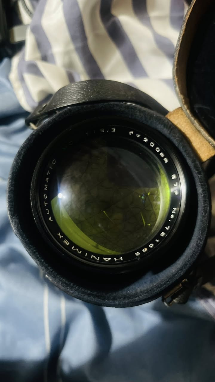 SUN AUTO ZOOM MACRO 75-200mm f/4.5
(MC)
(واضح من الكتابة على واجهة العدسة بالصورة)
خليني أشرح لك تفاصيلها بشكل مبسط .
• المواصفات الأساسية:
(Telephoto Zoom) النوع: عدسة زوم •
• البعد البؤري: 75mm إلى 200mm
→ يعني تقدر تقزب الصورة (زووم) من متوسط إلى بعيد
• فتحة العدسة: f/4.5 (ثابتة تقريبًا)
• بيها خاصية تصوير قريب (ماكرو) :Macro MC: تعني Multi-Coated (عدسة بطبقات لتقليل
(الانعكاس

نضافتها 99‎%
وياها جنطه جلد اصليه
السعر 75 الف يوجد توصيل كافه المحافضات


**إذا كنت صاحب هذا الإعلان وتريد حذفه لأي سبب، رجاءا أرسل رسالة إلى الدعم الفني**