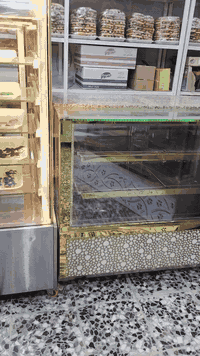 عارضه كيك للبيع شرط التبريد مكاني نجف وعندي توصيل *********** بي واتساب وسعره بمليون وربع وبيه مجال
