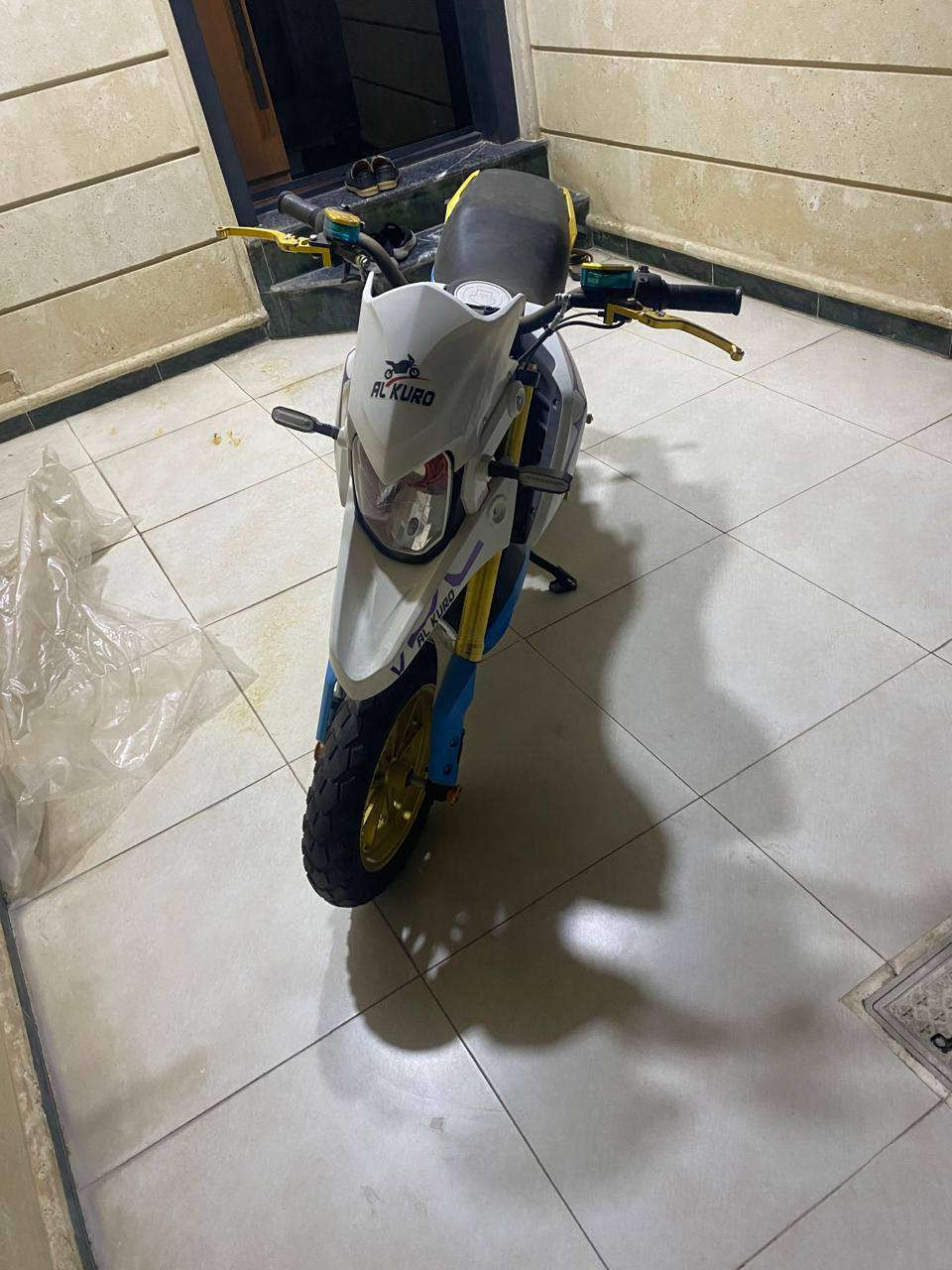 السلام عليكم
دراجه شحن للبيع نظافة 100% 
شرط اذا بيها اي عيب لاتاخذها مستعملة 
20 يوم فقط لا اكثر كلشي بيها جديد شرط 
السعر مليون و100 للاستفسار 
***********
كركوك حي الواسطي .
