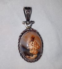 ميدالية فضة • حجر داودي • مصور